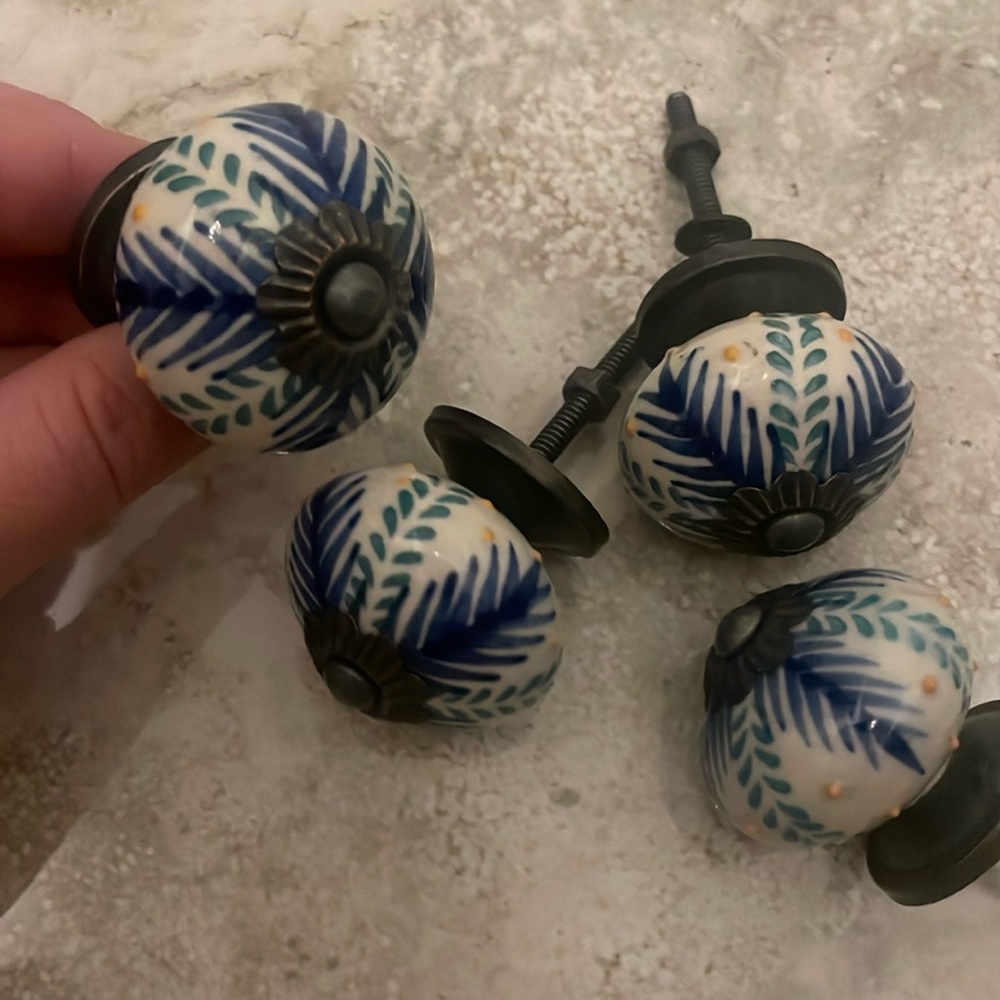 Set of (4) Ceramic Knobs